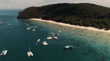 Tayland Mercan Adası uçak atış küçük spor tekneler, büyük katamaran, balıkçılık guletleri, yakınındaki adanın turistler eğlence için etkin Rating.