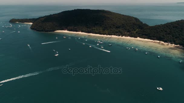 Tailândia Coral Island Drone Shot Pequenos barcos esportivos, grandes catamarãs, escunas de pesca, tráfego ativo perto da ilha para o entretenimento dos turistas . — Vídeo de Stock