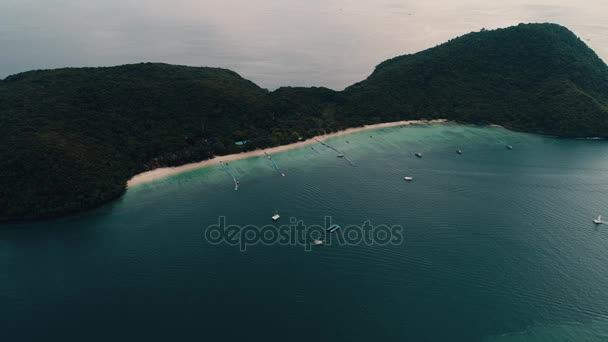 Tailandia Coral Island Drone Shot Vista de la isla desde una altura de 500 metros sobre el nivel del mar. Tiro con quadrocopter . — Vídeos de Stock