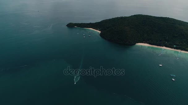Tajlandia wyspa koralowa Drone strzał widok na wyspę z wysokości 500 metrów nad poziomem morza. Strzelanie z drona. — Wideo stockowe
