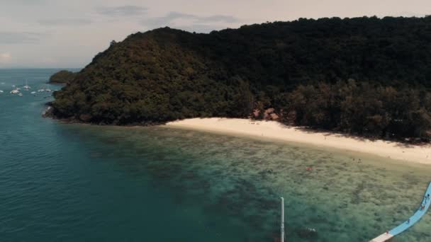 Tayland Mercan Adası uçak atış A view 100 metre yükseklikte adadan çevreleyen mercanlar. — Stok video