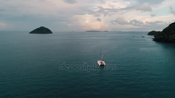 Tailandia Coral Island Drone Shot Pequeños barcos deportivos, grandes catamaranes, goletas de pesca, tráfico activo cerca de la isla para el entretenimiento de los turistas . — Vídeos de Stock