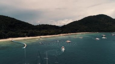 Tayland Mercan Adası uçak atış küçük spor tekneler, büyük katamaran, balıkçılık guletleri, yakınındaki adanın turistler eğlence için etkin Rating.