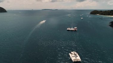 Tayland Mercan Adası uçak atış küçük spor tekneler, büyük katamaran, balıkçılık guletleri, yakınındaki adanın turistler eğlence için etkin Rating.