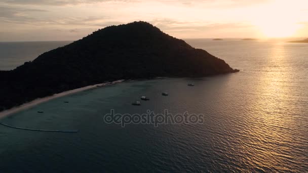 De prachtige zonsondergang Thailand koraaleiland Drone schot op het eiland — Stockvideo