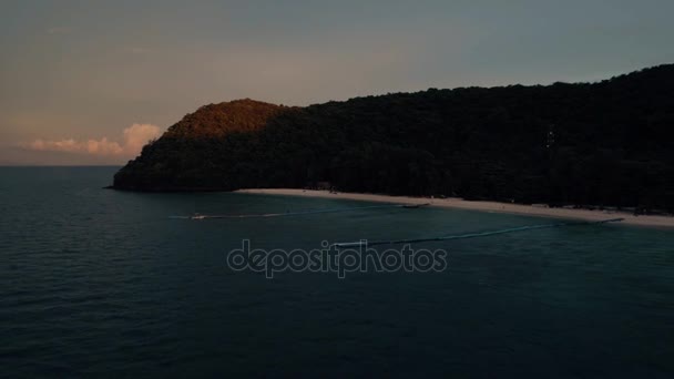 Thailändische Koralleninsel Drohne schoss schönen Sonnenuntergang auf der Insel — Stockvideo