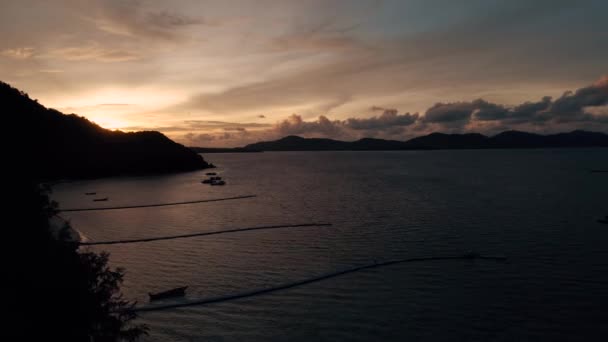 Thaïlande Coral Island Drone Shot magnifique coucher de soleil sur l'île — Video