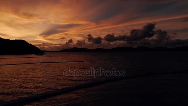 泰国珊瑚岛无人机射击岛上美丽的日落 — 图库视频影像