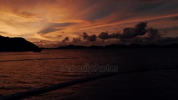 Ταϊλάνδη κοραλλιογενές νησί κηφήνας Shot όμορφο ηλιοβασίλεμα στο νησί — Αρχείο Βίντεο