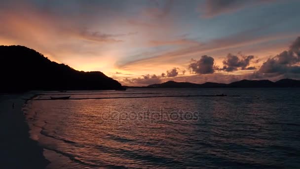 Thailändische Koralleninsel Drohne schoss schönen Sonnenuntergang auf der Insel — Stockvideo