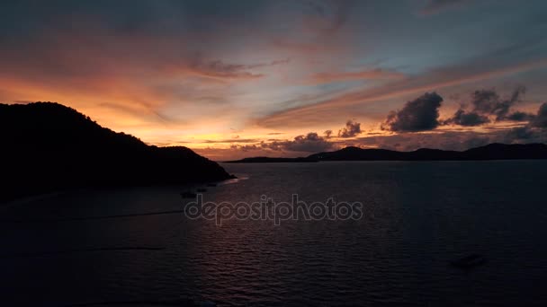 De prachtige zonsondergang Thailand koraaleiland Drone schot op het eiland — Stockvideo