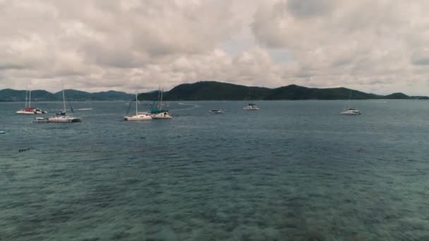 Thailand koraaleiland Drone Shot kleine sport boten, grote catamarans, visserij schoeners, actieve verkeer in de buurt van het eiland voor het vermaak van toeristen. — Stockvideo