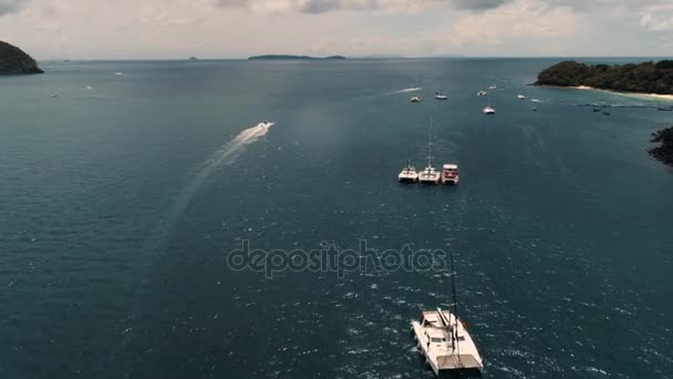 Tailândia Coral Island Drone Shot Pequenos barcos esportivos, grandes catamarãs, escunas de pesca, tráfego ativo perto da ilha para o entretenimento dos turistas . — Vídeo de Stock