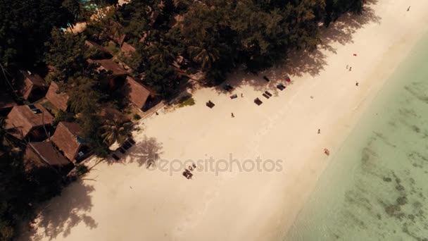 Tayland Mercan Adası uçak atış A view 100 metre yükseklikte adadan çevreleyen mercanlar. — Stok video