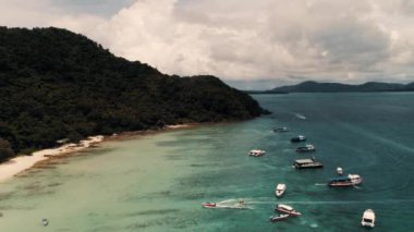 Tayland Mercan Adası uçak atış küçük spor tekneler, büyük katamaran, balıkçılık guletleri, yakınındaki adanın turistler eğlence için etkin Rating.