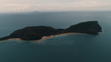 Tayland Mercan Adası uçak atış tropikal yağmur Adaman denizin temiz su ile karıştıkça sonra kum renkli boyalı su