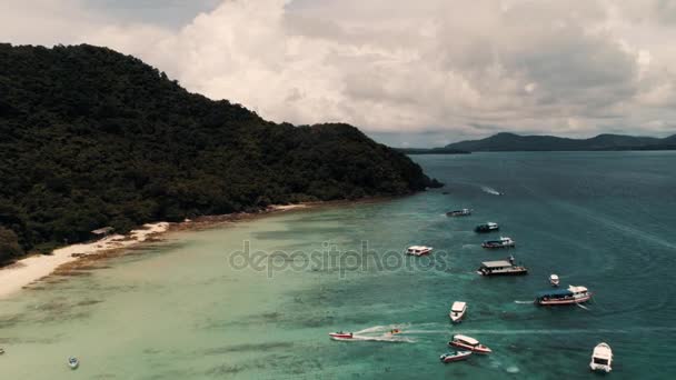 Tailandia Coral Island Drone Shot Pequeños barcos deportivos, grandes catamaranes, goletas de pesca, tráfico activo cerca de la isla para el entretenimiento de los turistas . — Vídeos de Stock