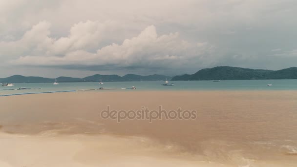 Ταϊλάνδη κοραλλιογενές νησί κηφήνας Shot νερό βαμμένα στο χρώμα της άμμου, μετά την τροπική βροχή ενώνεται με τα νερά της θάλασσας Adaman — Αρχείο Βίντεο