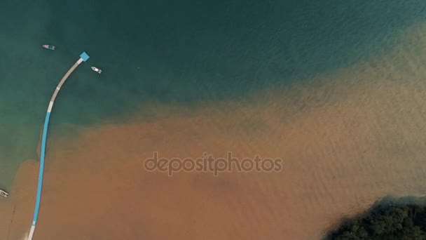 Thaïlande Coral Island Drone Shot Eau teinte dans la couleur du sable après la pluie tropicale se mélange avec l'eau claire de la mer d'Adaman — Video