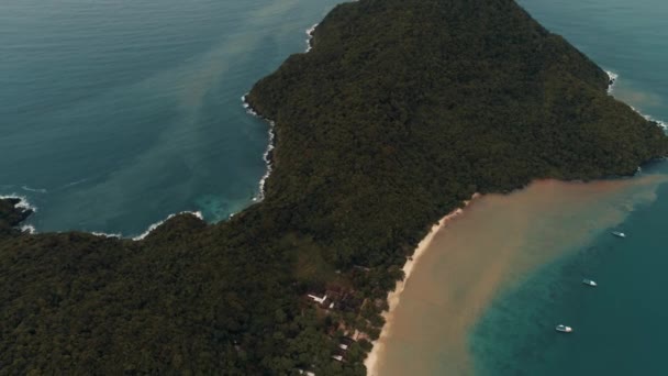 Thailand koraaleiland Drone Shot Water geverfd in de kleur zand nadat tropische regen zich met het heldere water van de zee Adaman vermengt — Stockvideo