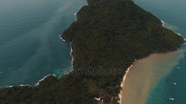 Thailand koraaleiland Drone Shot Water geverfd in de kleur zand nadat tropische regen zich met het heldere water van de zee Adaman vermengt — Stockvideo