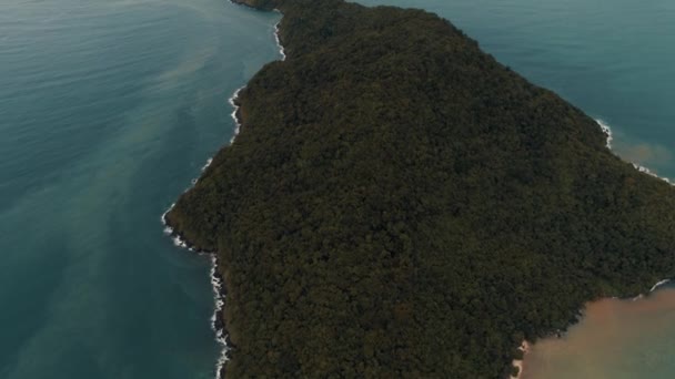 タイ コーラル島ドローン ショット水 Adaman 海の澄んだ水と熱帯雨林の交錯後砂の色に染めて — ストック動画
