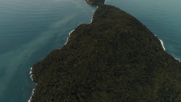 Thaïlande Coral Island Drone Shot Eau teinte dans la couleur du sable après la pluie tropicale se mélange avec l'eau claire de la mer d'Adaman 