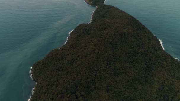 Thailand Coral Island Drone skott vatten färgats i färgen sand efter tropiska regn blandas med det klara vattnet i Adaman havet — Stockvideo