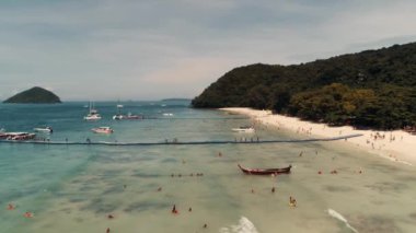 Tayland Mercan Adası uçak atış küçük spor tekneler, büyük katamaran, balıkçılık guletleri, yakınındaki adanın turistler eğlence için etkin Rating.