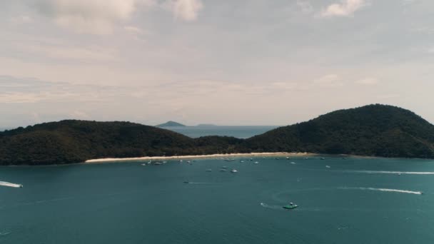 Thailand koraaleiland Drone Shot uitzicht van het eiland vanaf een hoogte van 500 meter boven zeeniveau. Schieten met quadrocopter. — Stockvideo