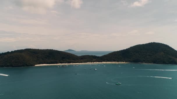 Thaiföld Coral Island Drone lövés kilátás nyílik a szigetre, 500 méter tengerszint feletti magasságból. Quadrocopter felvételkészítés. — Stock videók