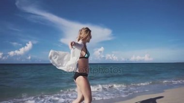 Kız, plaj, deniz, Rüzgar saçlarında