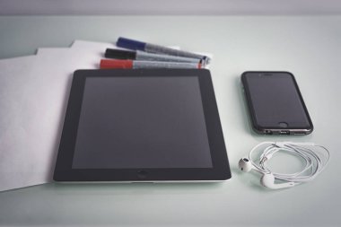 akıllı telefon ve Web sitesi için bir tablo kavram tablete