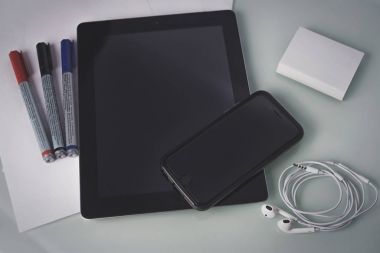 Tablet PC ve businessmans işyeri telefon