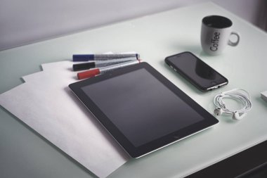 Tablet PC ve businessmans işyeri telefon