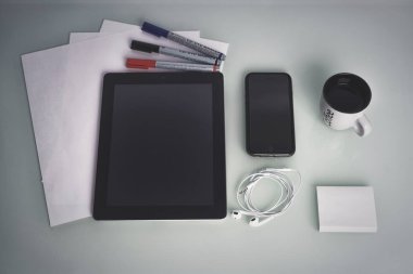 kahve yanında modern araçlar yöneticileri işyeri