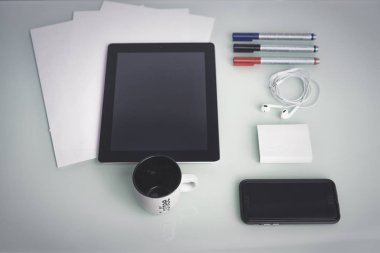 Smartphone ve tablet tablo kavramı bir Web sitesi için