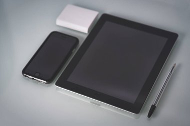 sitenin Tablet Pc ve telefon bir businessmans iş yeri kavramı