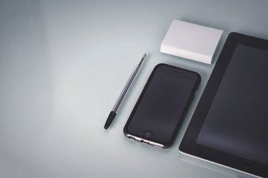 tablet bilgisayar ve akıllı telefon businessmans işyeri özenle düzenlenmiş