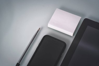 tablet bilgisayar ve akıllı telefon yöneticileri işyeri özenle düzenlenmiş