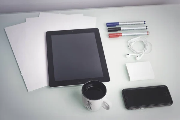 Teléfono inteligente y una tableta en el concepto de mesa para el sitio web — Foto de Stock