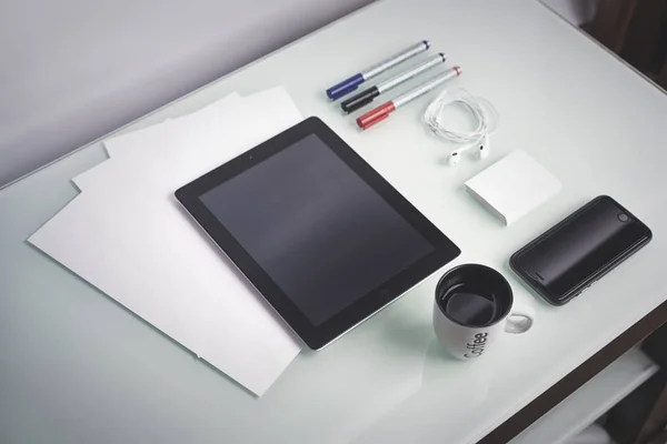 Smartphone y tableta en un concepto de mesa para el café Web un lugar de trabajo de los empresarios — Foto de Stock