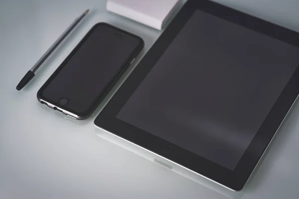 Tablet PC y los diseñadores de teléfonos inteligentes lugar de trabajo — Foto de Stock