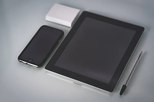 Concepto para el sitio Tablet PC y teléfono un lugar de trabajo de los empresarios — Foto de Stock