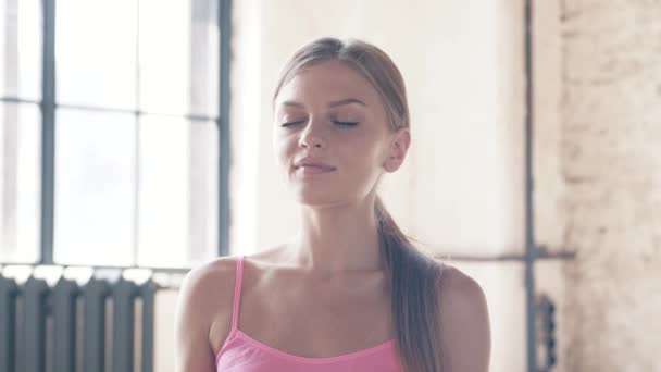 Йога, упражнения на растяжение мышц — стоковое видео