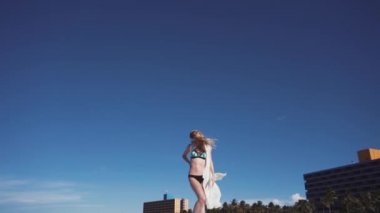 Kız, plaj, deniz, saçında Rüzgar. fotoğrafçılara poz renk Bikini kız. Saçları ve şeffaf pelerin rüzgarda geliştirmek.