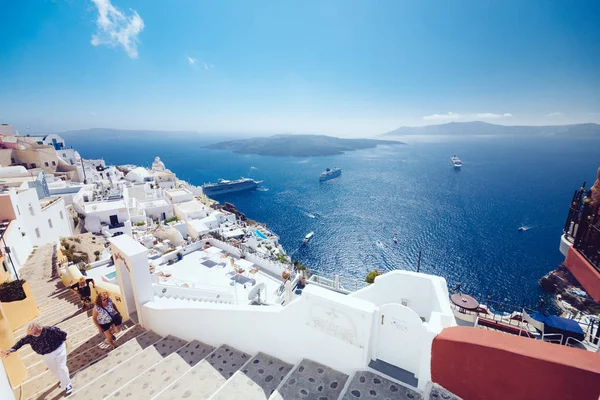 Řecko, Santorini - 01 října 2017: na dovolené lidmi v úzkých ulicích bílých měst na ostrově. — Stock fotografie