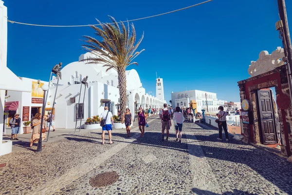Řecko, Santorini - 01 října 2017: na dovolené lidmi v úzkých ulicích bílých měst na ostrově. — Stock fotografie
