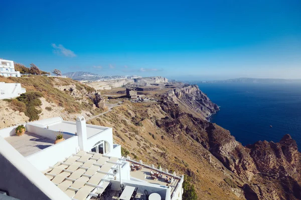 Griechenland, Santorini - 01. Oktober 2017: Urlauber in den engen Gassen weißer Städte auf der Insel. — Stockfoto