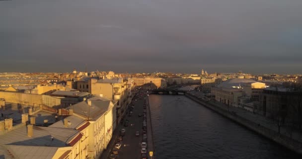 De daken van Sint-Petersburg luchtfoto drone rivier Neva — Stockvideo